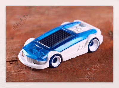 《光影密語 探索太陽能玩具小車的綠能旋律》